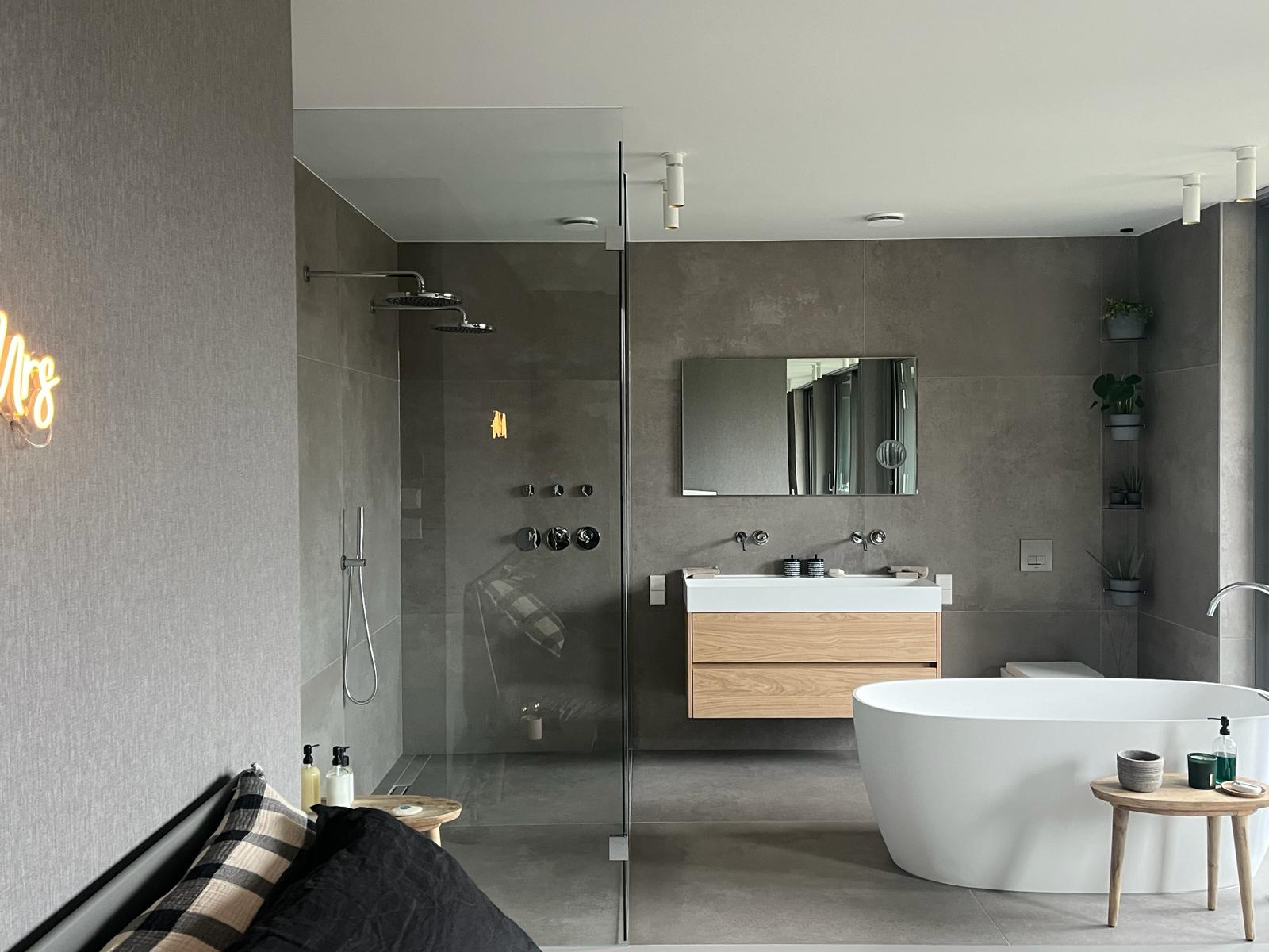 Modern interieur met vloeiende overgangen tussen functies-Loom Architecten-badkamer en slaapkamer combinatie,glas en licht,interieur renovatie,minimalistisch wonen,moderne keuken,open interieur,open plattegrond,ruimtelijk ontwerp,Slaapkamer-Open interieur met badkamer en keuken | Licht en ruimte-OBLY