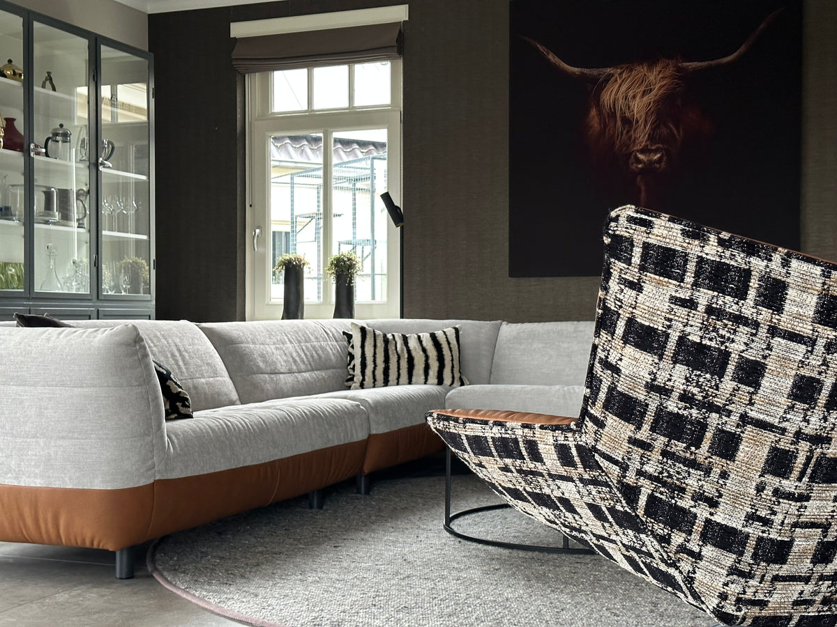 Modern interieur met zwarte keuken en warme woonruimte-Building Colours-Interieurontwerp,Keuken met kookeiland,modern interieur,woonkamer interieur,zwarte keuken-Modern interieur met zwarte keuken en warme woonkamer-OBLY