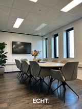 Modern kantoor met nieuwe vergaderruimte-ECHT. in- en exterieurontwerp.-akoestische panelen,bedrijfscultuur,beplanting,ECHT. ontwerp,glazen wanden,Interieurontwerp,kantoor,Kantoorinrichting,kantoorontwerp,modern kantoor,open werkplekken,royale vergadertafel,vergaderruimte,wandlogo,Zakelijk interieur-Modern kantoor met nieuwe vergaderruimte | ECHT. ontwerp-OBLY