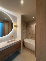 Modern maatwerk interieur met natuurlijke luxe-abstrct-hout en marmer,interieur design,kasten op maat,luxe keuken,marmer keuken,modern wonen-Modern maatwerk interieur | Luxe keuken & kasten op maat-OBLY