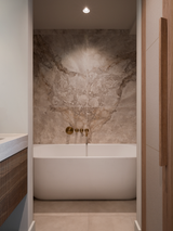 Modern maatwerk interieur met natuurlijke luxe-abstrct-hout en marmer,interieur design,kasten op maat,luxe keuken,marmer keuken,modern wonen-Modern maatwerk interieur | Luxe keuken & kasten op maat-OBLY