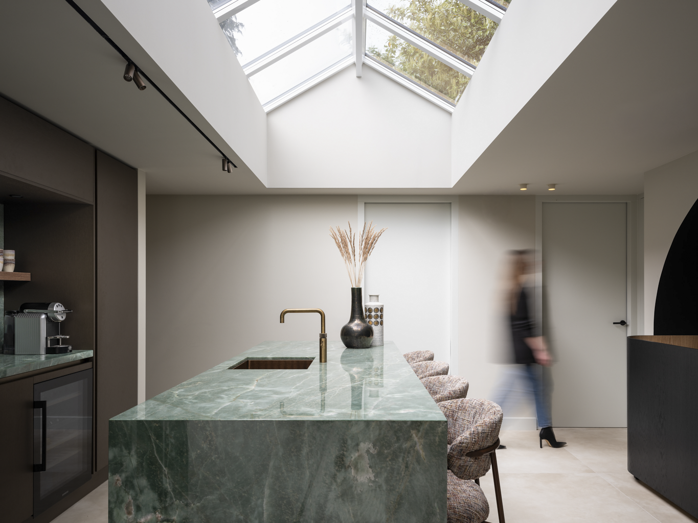 Modern maatwerk interieur met natuurlijke luxe-abstrct-hout en marmer,interieur design,kasten op maat,luxe keuken,marmer keuken,modern wonen-Modern maatwerk interieur | Luxe keuken & kasten op maat-OBLY