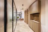 Modern praktijkinterieur met warme houtaccenten-Witteveen interieur architecten-houten wandafwerking,luxe praktijkruimte,maatwerk balie,modern kantoorinterieur,praktijkinterieur,wachtkamer inspiratie,zakelijke inrichting,zorginterieur-Modern Praktijkinterieur met Warme Houtaccenten -OBLY