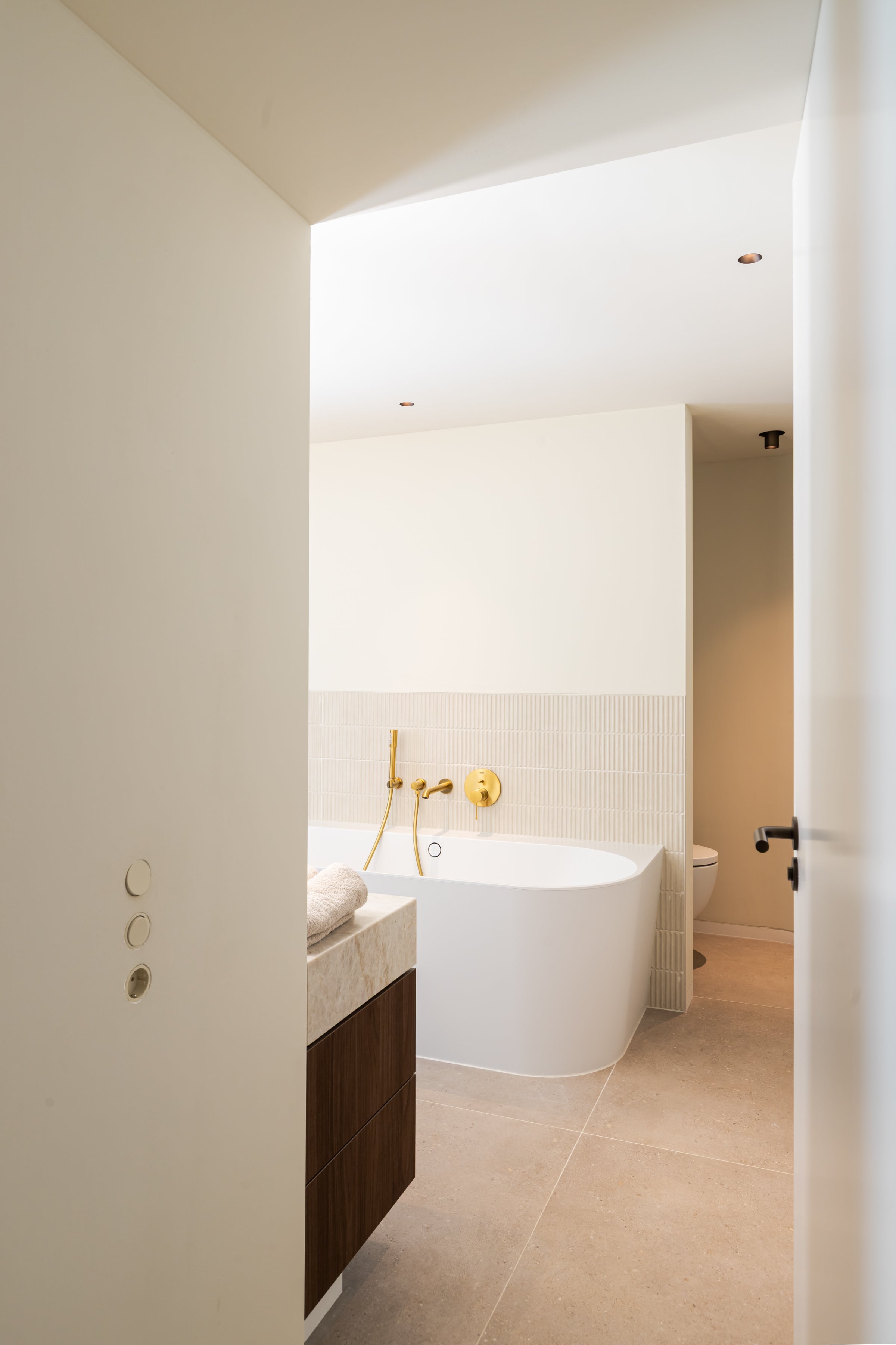 Modern warm interieur met maatwerk hout en luxe keuken-BINTH Interieurontwerp-interieur ontwerp woning,keuken interieur,luxe keuken ontwerp,modern interieur,warm interieur,woonkamer interieur-Modern warm interieur met maatwerk keuken-OBLY