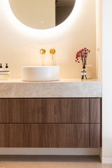 Modern warm interieur met maatwerk hout en luxe keuken-BINTH Interieurontwerp-interieur ontwerp woning,keuken interieur,luxe keuken ontwerp,modern interieur,warm interieur,woonkamer interieur-Modern warm interieur met maatwerk keuken-OBLY