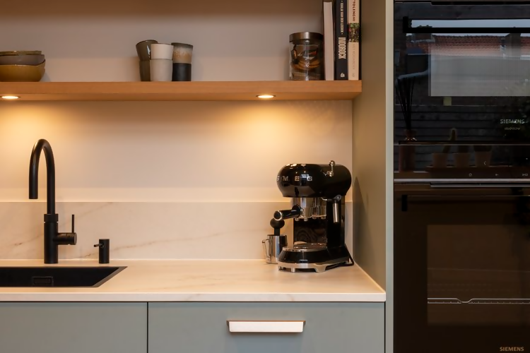 Moderne Charme in Jaren '30 Woning-Studi-JO-groenblauwe tinten,hout,jaren 30 interieur,jaren 30 woning,Keukene,marmer accenten,moderne afwerking,renovatie woning,warme materialen-Jaren '30 Huis met Moderne Charme | Stijlvolle Renovaties en Design-OBLY