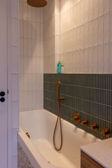 Moderne Charme in Jaren '30 Woning-Studi-JO-groenblauwe tinten,hout,jaren 30 interieur,jaren 30 woning,Keukene,marmer accenten,moderne afwerking,renovatie woning,warme materialen-Jaren '30 Huis met Moderne Charme | Stijlvolle Renovaties en Design-OBLY