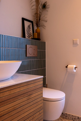 Moderne Charme in Jaren '30 Woning-Studi-JO-groenblauwe tinten,hout,jaren 30 interieur,jaren 30 woning,Keukene,marmer accenten,moderne afwerking,renovatie woning,warme materialen-Jaren '30 Huis met Moderne Charme | Stijlvolle Renovaties en Design-OBLY