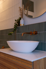 Moderne Charme in Jaren '30 Woning-Studi-JO-groenblauwe tinten,hout,jaren 30 interieur,jaren 30 woning,Keukene,marmer accenten,moderne afwerking,renovatie woning,warme materialen-Jaren '30 Huis met Moderne Charme | Stijlvolle Renovaties en Design-OBLY