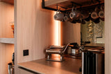 Moderne Eilandkeuken met Houten Accenten-OBLY-Keuken-OBLY