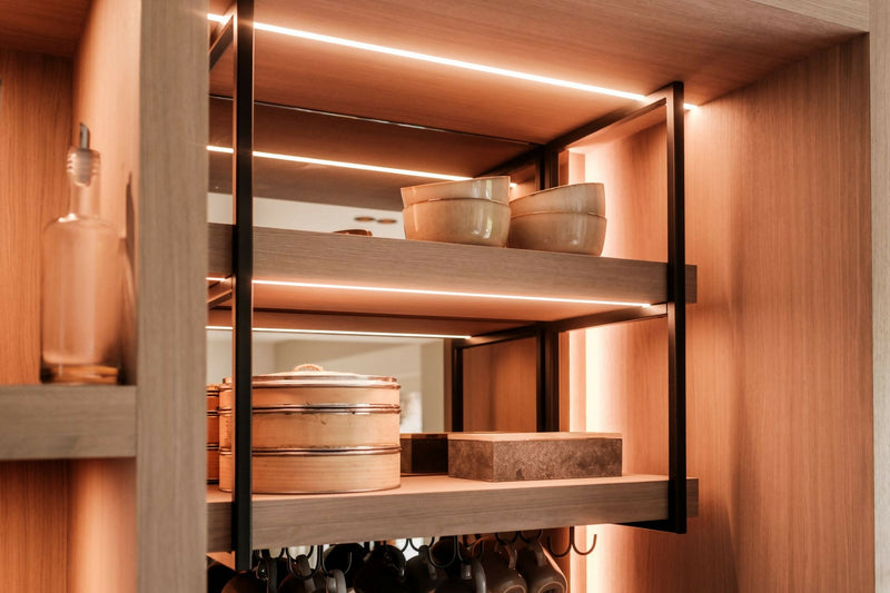 Moderne Eilandkeuken met Houten Accenten-OBLY-Keuken-OBLY