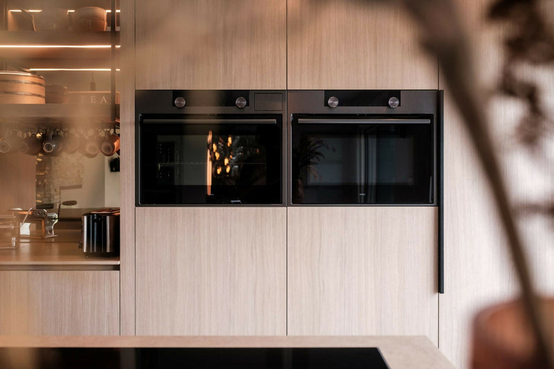 Moderne Eilandkeuken met Houten Accenten-OBLY-Keuken-OBLY