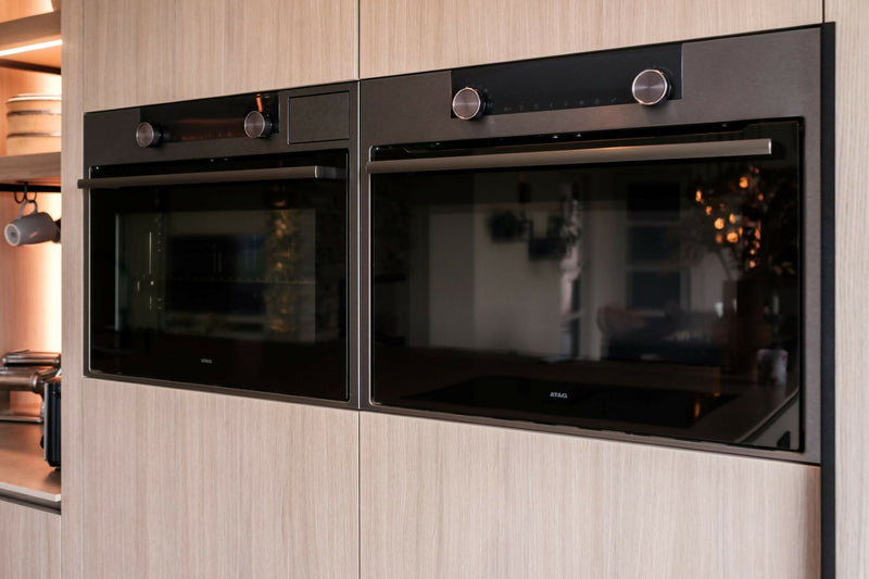 Moderne Eilandkeuken met Houten Accenten-OBLY-Keuken-OBLY