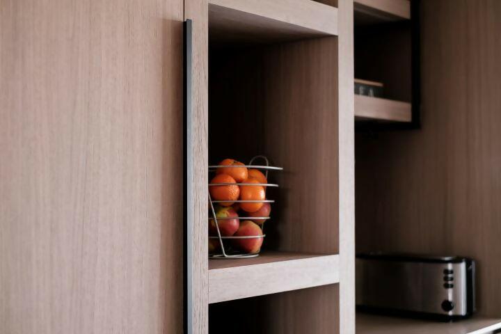 Moderne Eilandkeuken met Houten Accenten-OBLY-Keuken-OBLY