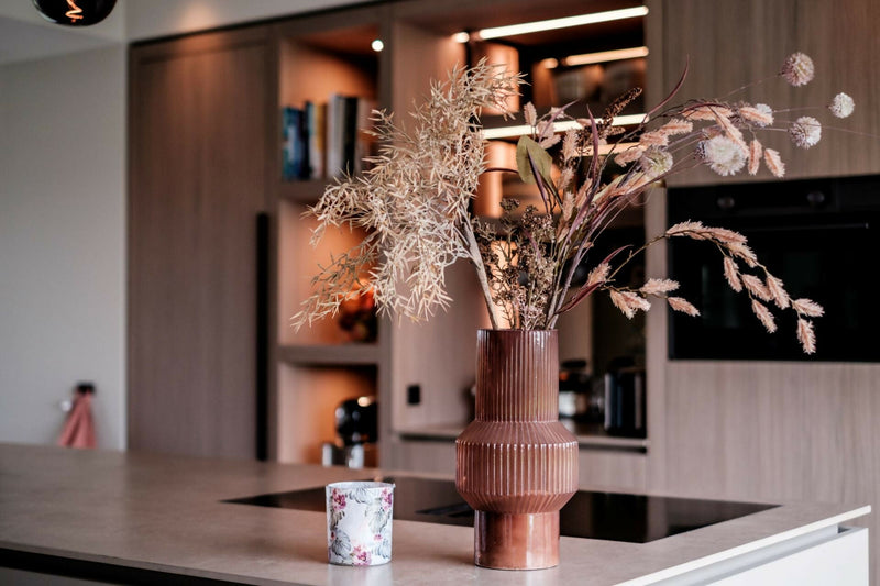 Moderne Eilandkeuken met Houten Accenten-OBLY-Keuken-OBLY