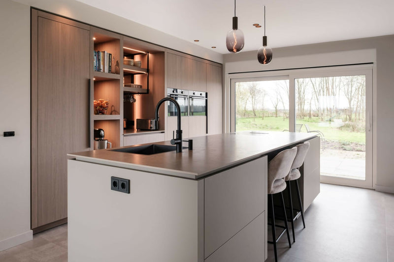 Moderne Eilandkeuken met Houten Accenten-OBLY-Keuken-OBLY