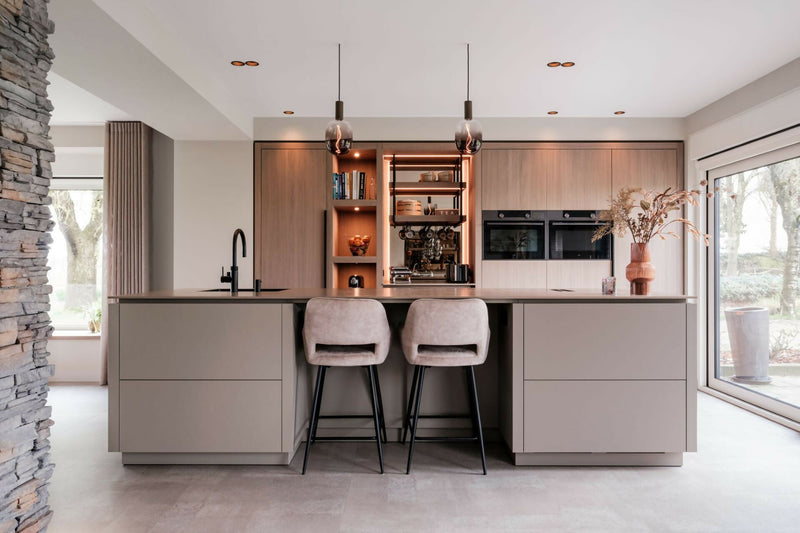 Moderne Eilandkeuken met Houten Accenten-OBLY-Keuken-OBLY