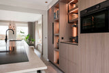 Moderne Eilandkeuken met Houten Accenten-OBLY-Keuken-OBLY