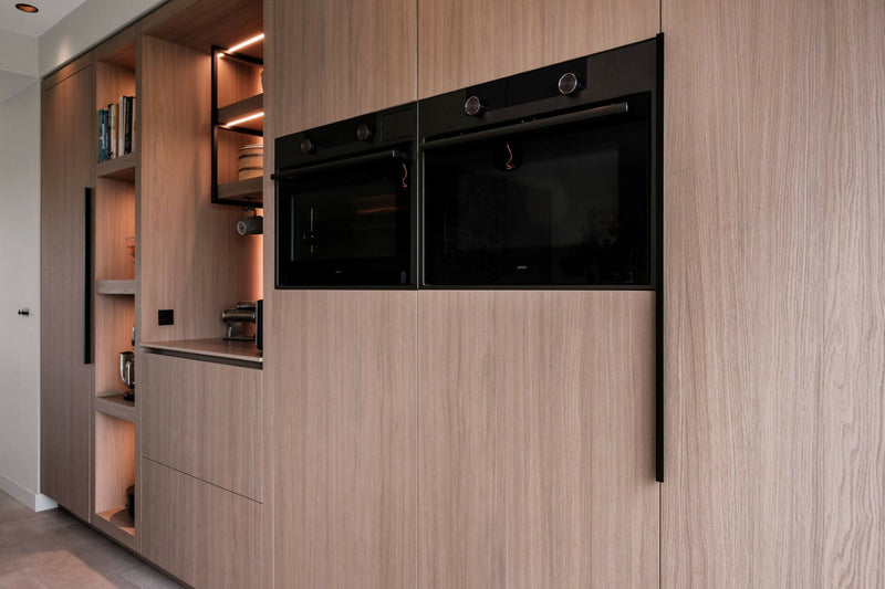 Moderne Eilandkeuken met Houten Accenten-OBLY-Keuken-OBLY