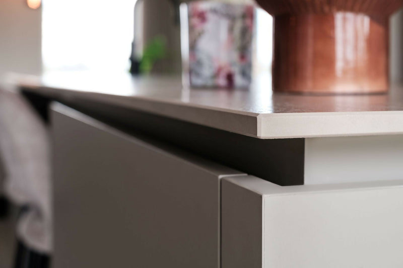 Moderne Eilandkeuken met Houten Accenten-OBLY-Keuken-OBLY