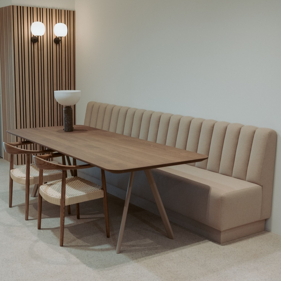 Moderne Houten Eettafel met Bank | Minimalistisch Design-Lijn M-design eetkamer meubels,eettafel,houten eettafel met bank,massief houten tafel,minimalistisch design,moderne eettafel-OBLY