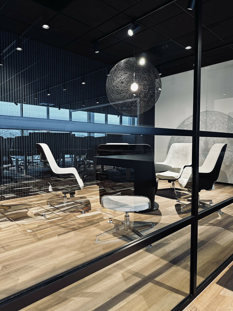 Moderne Kantoorruimte met Designaccenten-L4 Elvire-woonkamer-Herinrichting Moderne Kantoorruimte met Design Tapijt & Glazen Wanden-OBLY