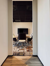 Moderne Kantoorruimte met Designaccenten-L4 Elvire-woonkamer-Herinrichting Moderne Kantoorruimte met Design Tapijt & Glazen Wanden-OBLY