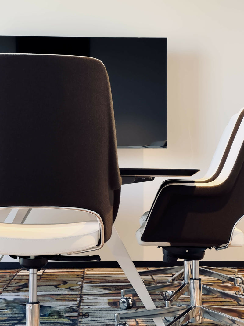 Moderne Kantoorruimte met Designaccenten-L4 Elvire-woonkamer-Herinrichting Moderne Kantoorruimte met Design Tapijt & Glazen Wanden-OBLY