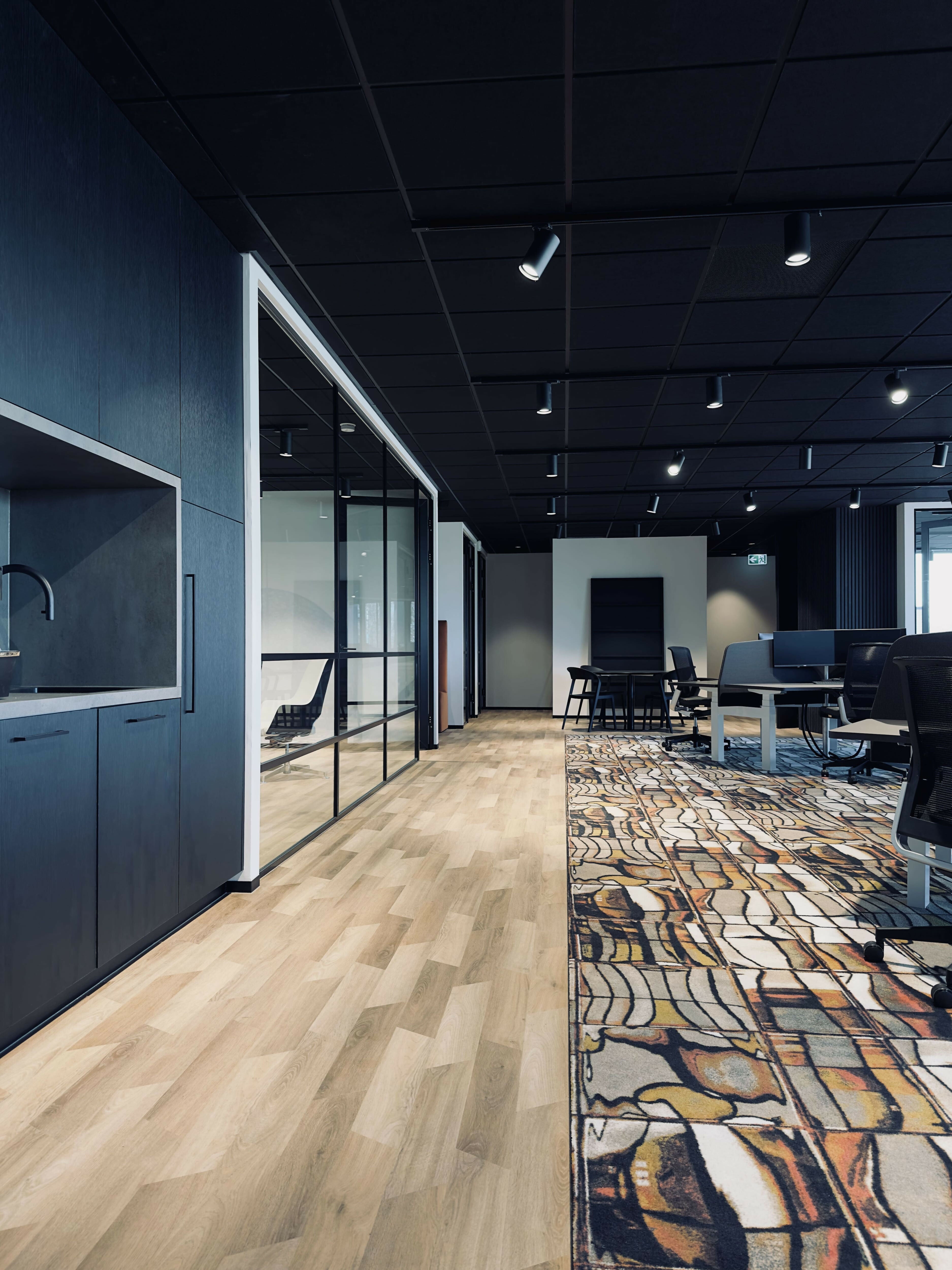 Moderne Kantoorruimte met Designaccenten-L4 Elvire-akoestische panelen,design accenten,energiezuinig,inspirerende werkplek,interieur desig,kantoor interieur,minimalistisch,moderne werkomgeving,open kantoor,pantry ontwerp,spotverlichting,transparantie,warme materialen,woonkamer,zwart frame-Herinrichting Moderne Kantoorruimte met Design Tapijt & Glazen Wanden-OBLY