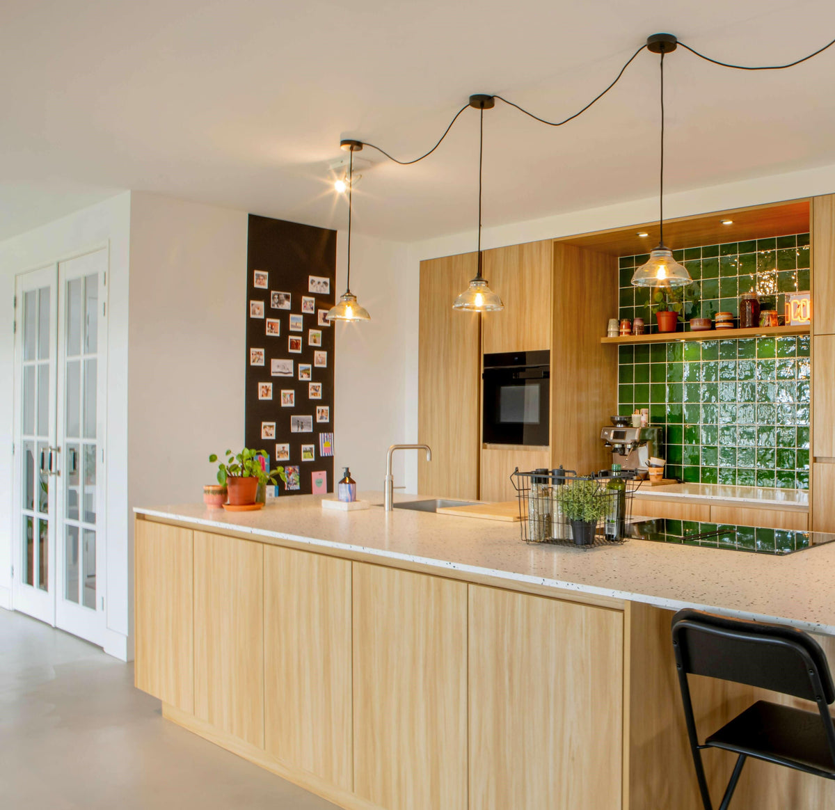 Moderne Keuken met Diresco Terrazzo en RVS Accessoires-Hout en Vorm-design keuken met eiland,Keuken,keuken met groene tegels,keuken met terrazzo blad,keuken renovatie,luxe keuken ontwerp,maatwerk keuken,moderne houten keuken-Moderne Keukenrenovatie met Diresco Terrazzo en RVS Accessoires-OBLY