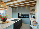 Moderne Maatwerk Keuken met Groen en Houtaccenten-Anselm Oome Interieurbouw-design keuken,groene keuken,houtlook keuken,Keuken,keukens,landelijke balken plafond,maatwerk keuken,modern interieur,open woonruimte.-Moderne Maatwerk Keuken – Groen & Hout met Duurzaam Werkblad-OBLY