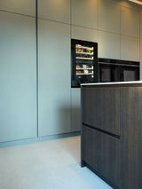 Moderne Maatwerk Keuken met Groen en Houtaccenten-Anselm Oome Interieurbouw-design keuken,groene keuken,houtlook keuken,Keuken,keukens,landelijke balken plafond,maatwerk keuken,modern interieur,open woonruimte.-Moderne Maatwerk Keuken – Groen & Hout met Duurzaam Werkblad-OBLY