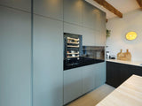 Moderne Maatwerk Keuken met Groen en Houtaccenten-OBLY-Moderne Maatwerk Keuken – Groen & Hout met Duurzaam Werkblad-OBLY