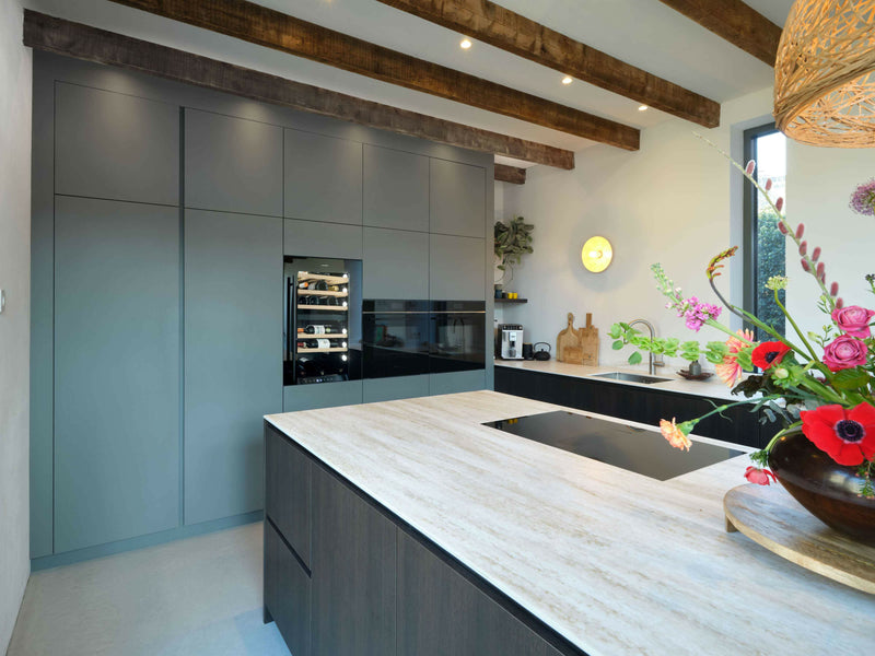 Moderne Maatwerk Keuken met Groen en Houtaccenten-OBLY-Moderne Maatwerk Keuken – Groen & Hout met Duurzaam Werkblad-OBLY