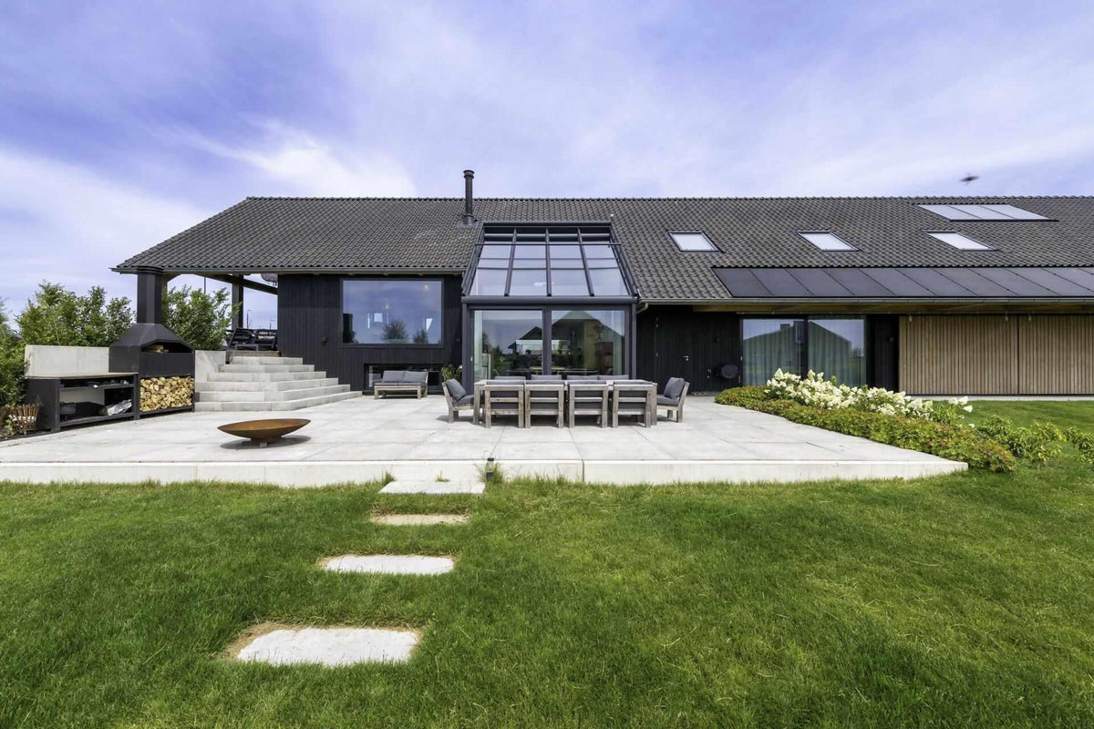 Moderne Schuurwoning met Serre-Solarlux Nederland BV-aluminium serre,binnen buiten wonen,glazen serre,moderne serre,serre aanbouw,serre design,serre inspiratie,serre met schuifpui,serre woning,woonserre-OBLY
