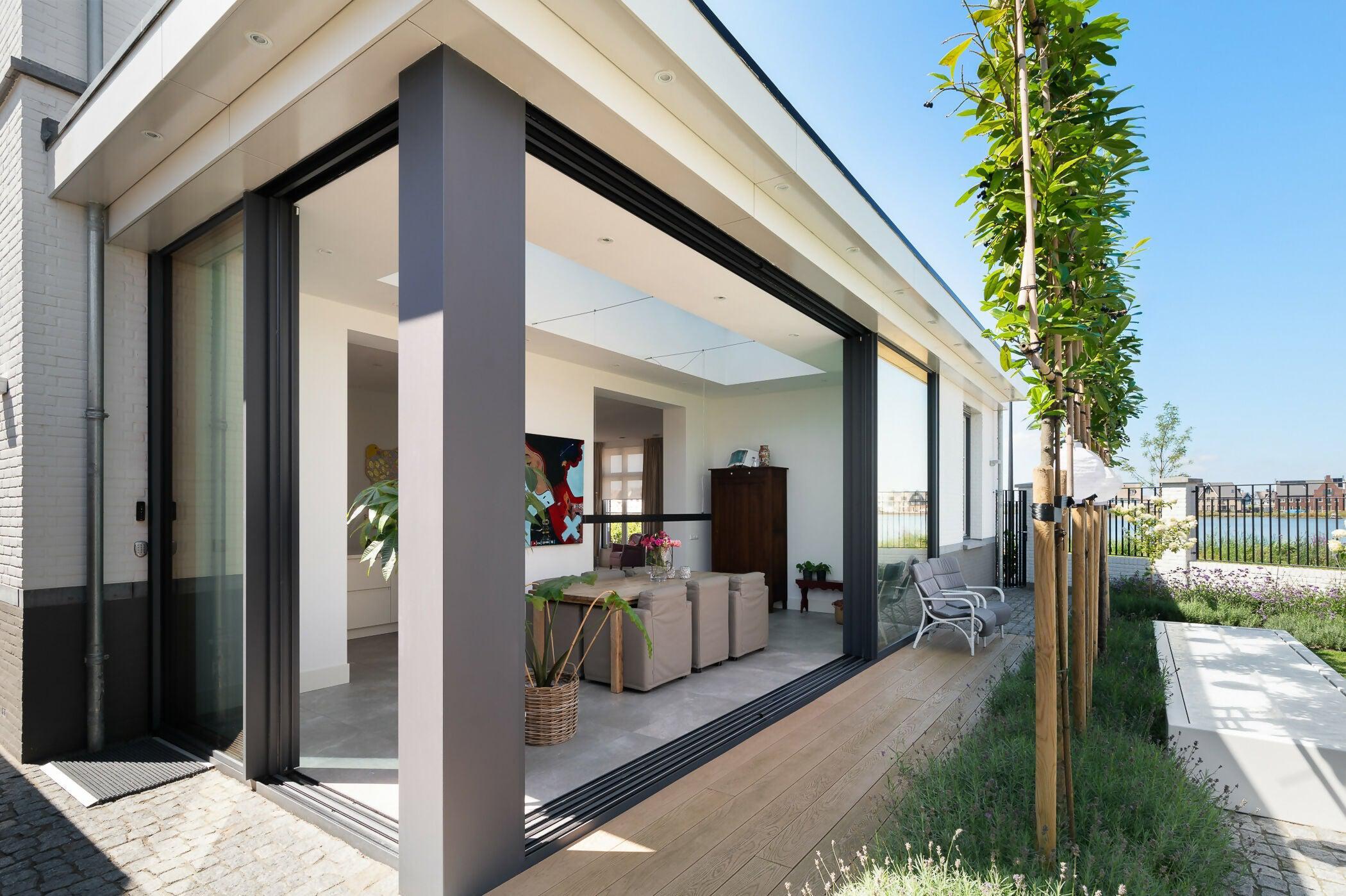 Moderne Uitbouw Klassieke Nieuwbouwwoning-Busscher Serrebouw-Aanbouw,binnen buiten wonen,glazen aanbouw,luxe woning uitbreiding,moderne uitbouw woning,uitbouw met glas-Moderne uitbouw aan klassieke nieuwbouwwoning | Stijlvolle uitbreiding-OBLY