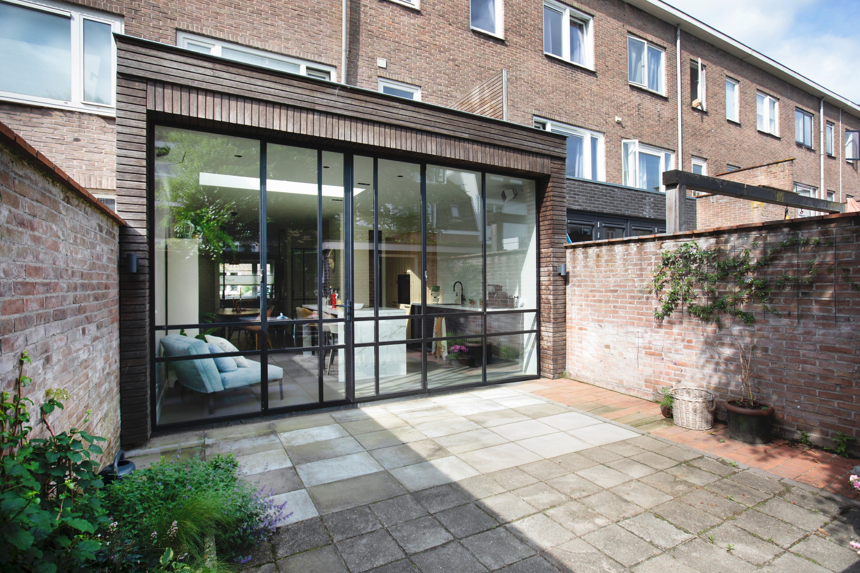 Moderne aanbouw jaren 30 woning met stalen pui-JAREN 30 ARCHITECT-bamboe gevelbekleding,duurzame uitbreiding,leefkeuken,renovatie woning,stalen pui-Jaren 30 woning met bamboe aanbouw-OBLY