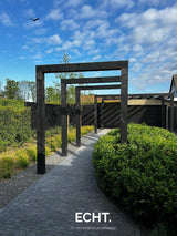 Moderne achtertuin met organische beplanting-ECHT. in- en exterieurontwerp.-achtertuin,ECHT. ontwerp,groene wolken,keramische tegels,Moderne tuin,moderne tuinmaterialen,onderhoudsvriendelijke beplanting,organische beplanting,royale achtertuin,strakke schuttingen,Strakke tuin,tuin,Tuin inspiratie,tuininrichting,Tuinontwerp,vrijstaande woning,zwarte overkapping-Moderne achtertuin met organische beplanting | ECHT. ontwerp-OBLY