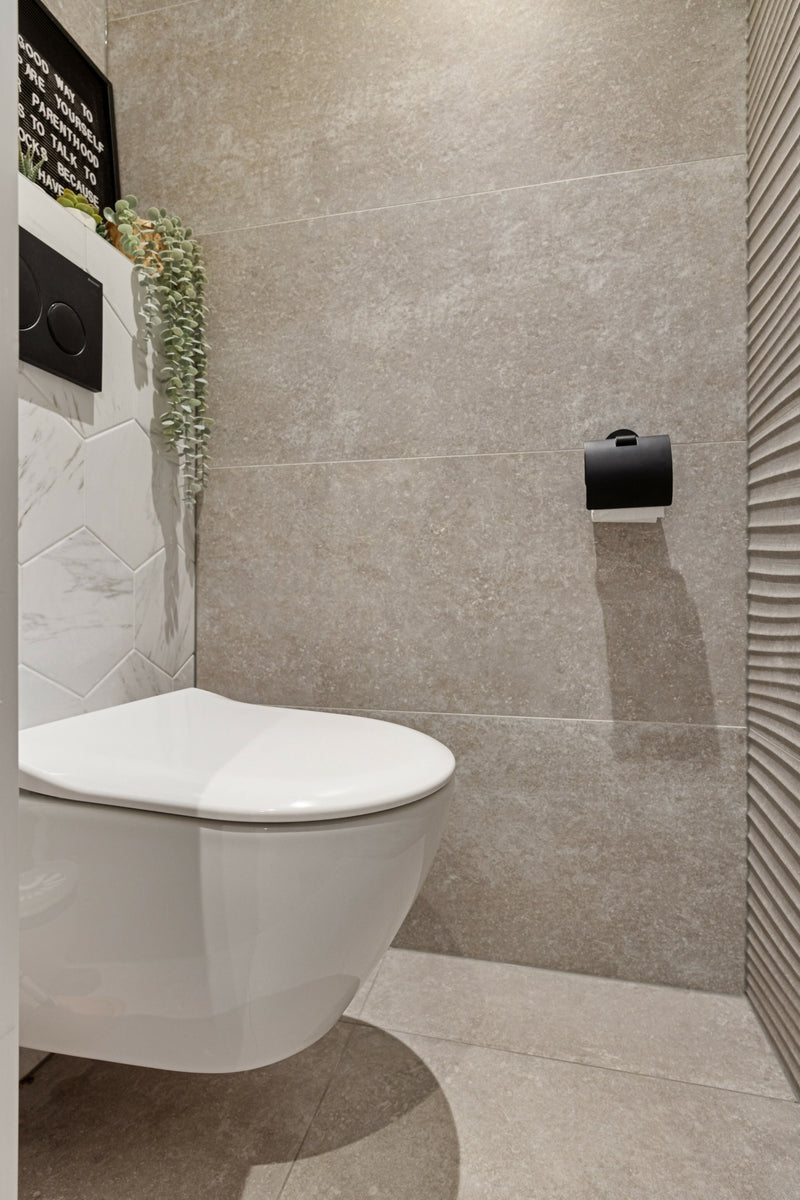Moderne badkamer met hexagon en reliëf tegels-Jan van Sundert-badkamer-Moderne badkamer met hexagon en reliëf tegels-OBLY