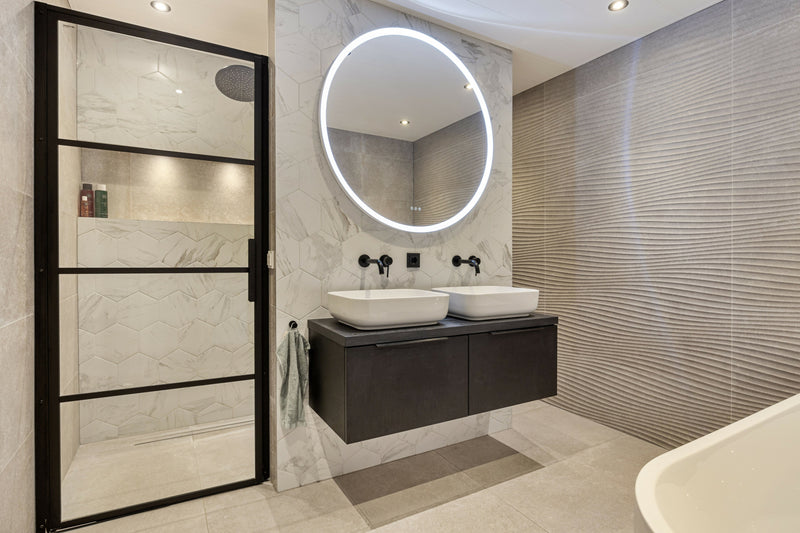 Moderne badkamer met hexagon en reliëf tegels-Jan van Sundert-badkamer-Moderne badkamer met hexagon en reliëf tegels-OBLY