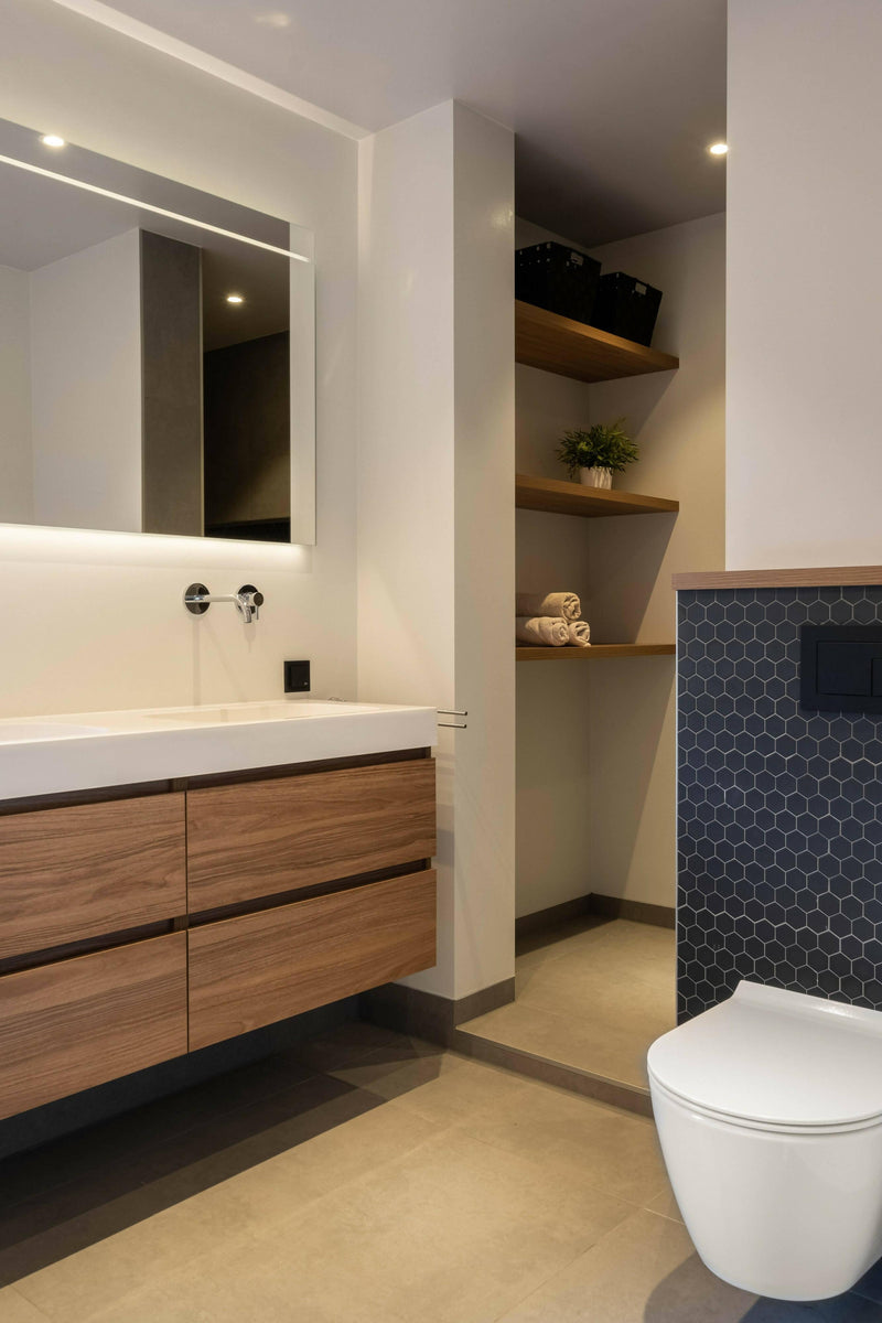 Moderne badkamer met warme accenten-Het Badhuys-badkamer-Moderne badkamer met warme accenten-OBLY