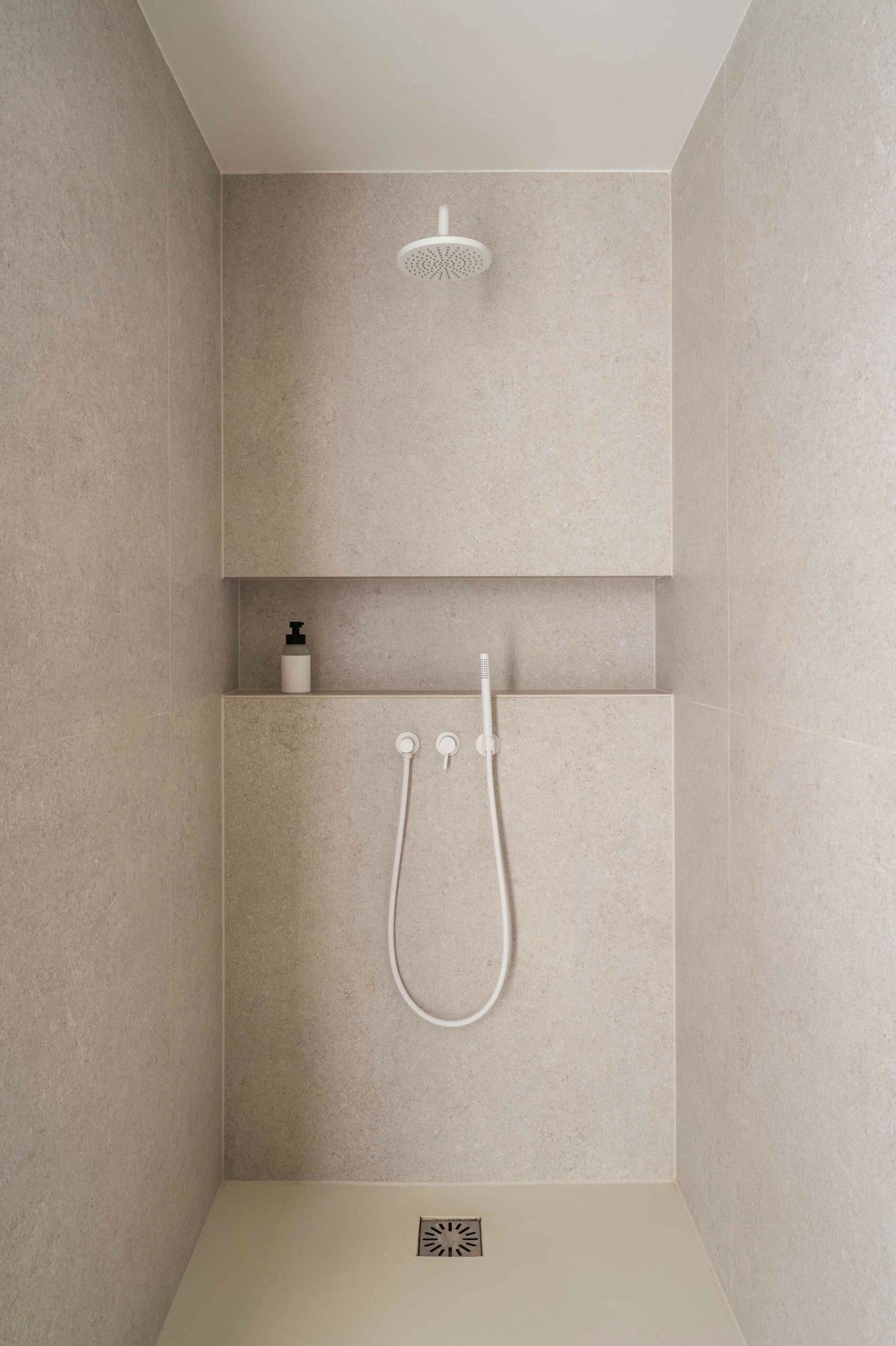 Moderne badkamerinrichitng-INGE BOUMAN INTERIEUR | ARCHITECTUUR-badkamer-Moderne Badkamer met Hout en Wit Design | Minimalistisch & Stijlvol-OBLY
