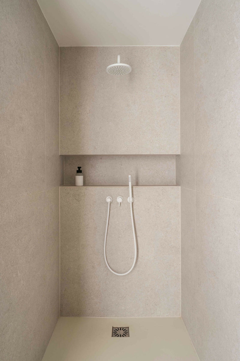Moderne badkamerinrichitng-INGE BOUMAN INTERIEUR | ARCHITECTUUR-badkamer-Moderne Badkamer met Hout en Wit Design | Minimalistisch & Stijlvol-OBLY