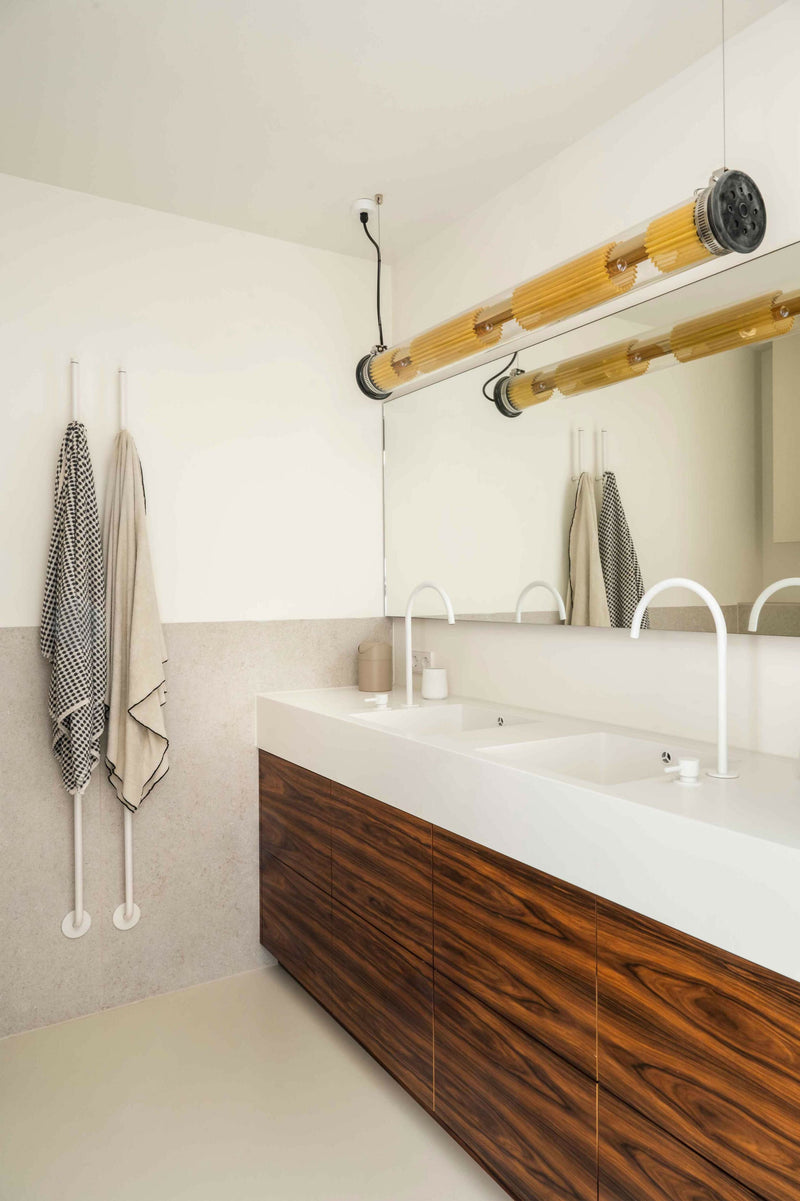 Moderne badkamerinrichitng-INGE BOUMAN INTERIEUR | ARCHITECTUUR-badkamer-Moderne Badkamer met Hout en Wit Design | Minimalistisch & Stijlvol-OBLY