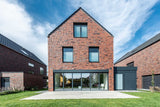 Moderne bakstenen woning met grote ramen-Solarlux Nederland BV-grote ramen,moderne architectuur,moderne woning,nieuwbouwwoning,open leefruimte-Moderne nieuwbouwwoning met grote ramen en open leefruimte-OBLY