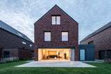 Moderne bakstenen woning met grote ramen-Solarlux Nederland BV-grote ramen,moderne architectuur,moderne woning,nieuwbouwwoning,open leefruimte-Moderne nieuwbouwwoning met grote ramen en open leefruimte-OBLY