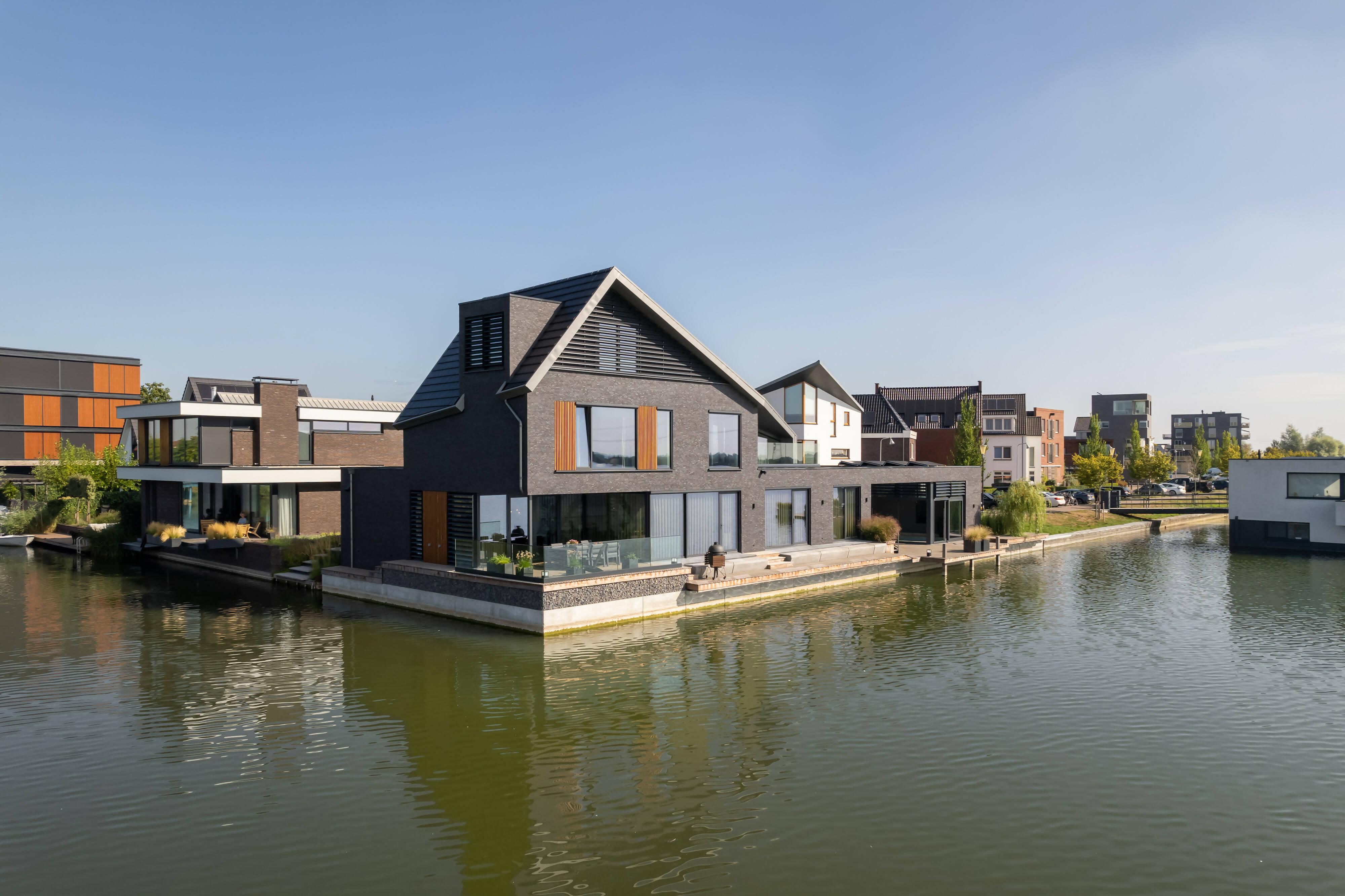 Moderne blikvanger aan het water-STUDIO VALENTIJN-Architectonisch design,Architectuur,Badkamer,Lichtontwerp-Moderne blikvanger aan het water-OBLY