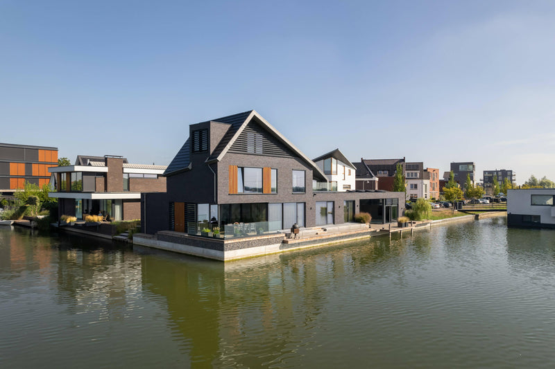 Moderne blikvanger aan het water-STUDIO VALENTIJN-Architectuur,Badkamer-Moderne blikvanger aan het water-OBLY