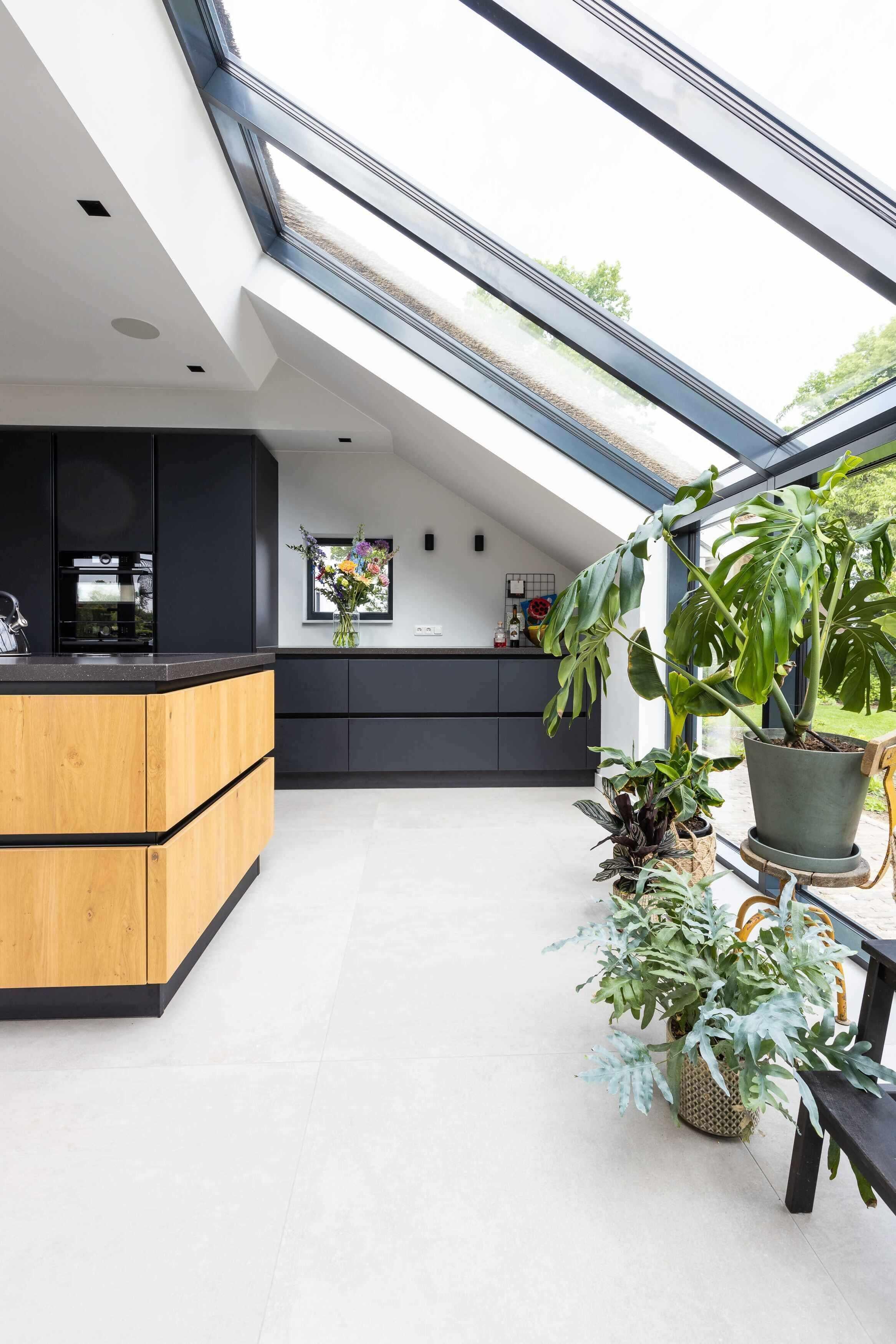 Moderne boerderijvilla gerenoveerd-Laura Hindriks interieurontwerp-Boerderijvilla,Boerderijvilla renovatie,Duurzaam wonen,Interieur inspiratie,Keuken,Woonboerderij design-OBLY