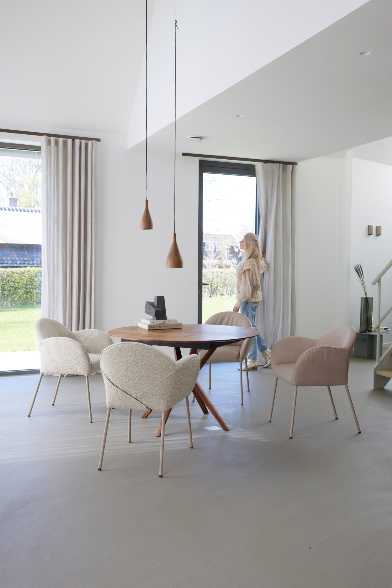 Moderne design vloer in minimalistisch interieur-Berkers Vloeren-buitenmeubelen,modern interieur,modern wonen,natuurlijke materialen,tijdloos interieur,Vloeren-Moderne vloer in rustig interieur-OBLY